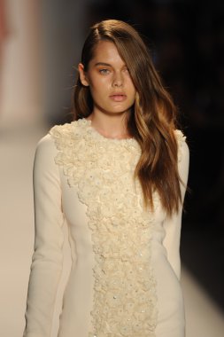 Nur moda tarafından öğle saatlerinde modeli göster