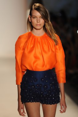 Nur moda tarafından öğle saatlerinde modeli göster