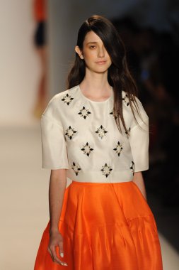 Nur moda tarafından öğle saatlerinde modeli göster