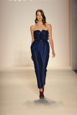 Nur moda tarafından öğle saatlerinde modeli göster