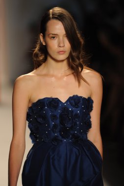 Nur moda tarafından öğle saatlerinde modeli göster