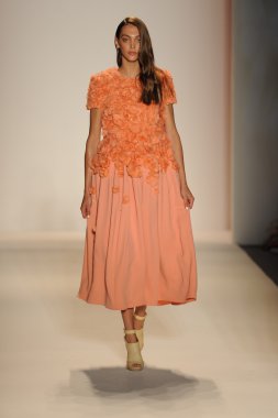 Nur moda tarafından öğle saatlerinde modeli göster