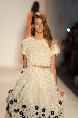 Nur moda tarafından öğle saatlerinde modeli göster