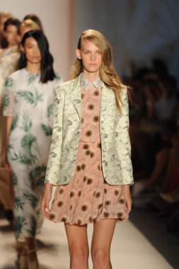 Pist finale Nur moda tarafından öğle saatlerinde modelleri göster