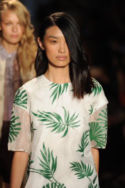 Pist finale Nur moda tarafından öğle saatlerinde modelleri göster