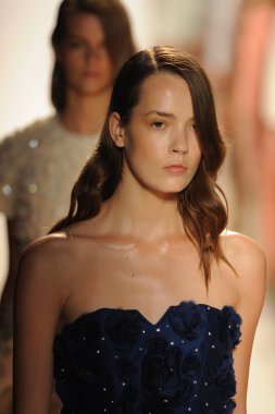 Pist finale Nur moda tarafından öğle saatlerinde modelleri göster