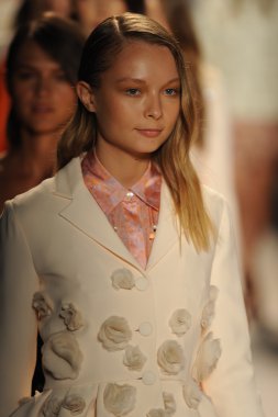 Pist finale Nur moda tarafından öğle saatlerinde modelleri göster