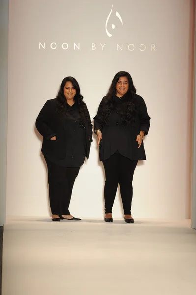 Designers Noor Rashid Al Khalifa and Haya Mohammed Al Khalifa — Stock Photo, Image