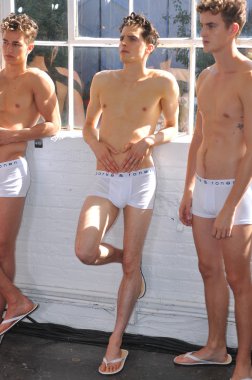 Modelleri Parke ve Ronen Show'da sahne arkasında poz vermek