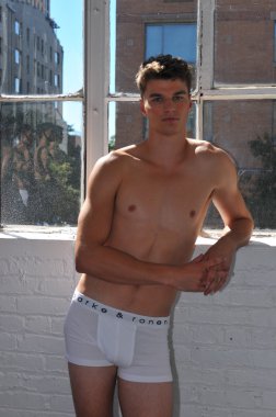 Modelleri Parke ve Ronen Show'da sahne arkasında poz vermek