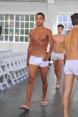 Parke ve Ronen göstermeden önce prova sırasında erkek modeller