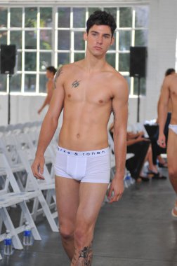 Parke ve Ronen göstermeden önce prova sırasında erkek modeli