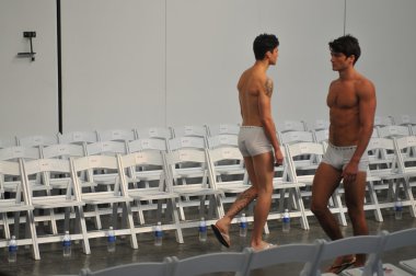 Parke ve Ronen göstermeden önce prova sırasında erkek modeller