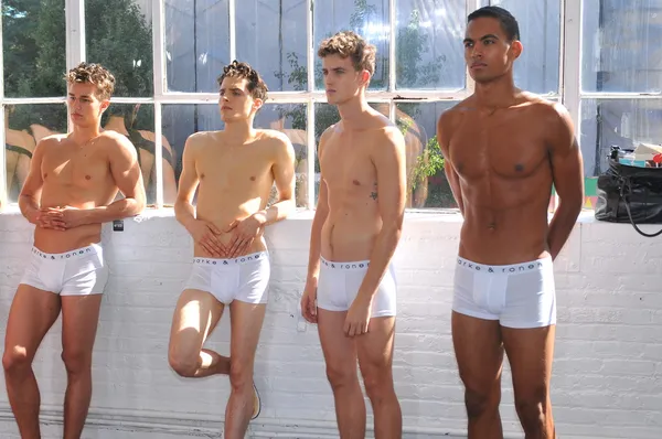 Modelos posan entre bastidores en el show de Parke & Ronen — Foto de Stock