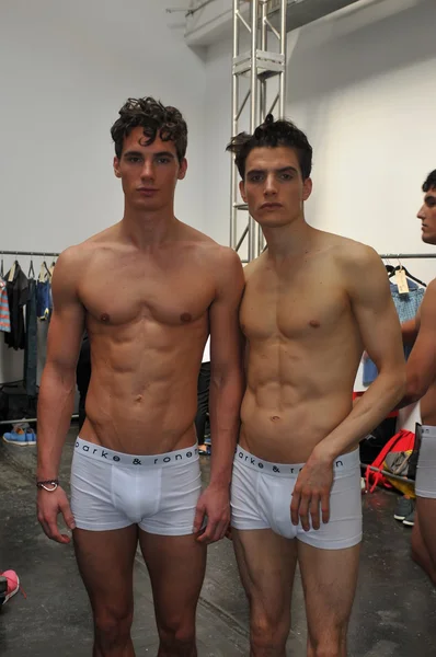 Models pose backstage at the Parke & Ronen show — Stock Photo, Image