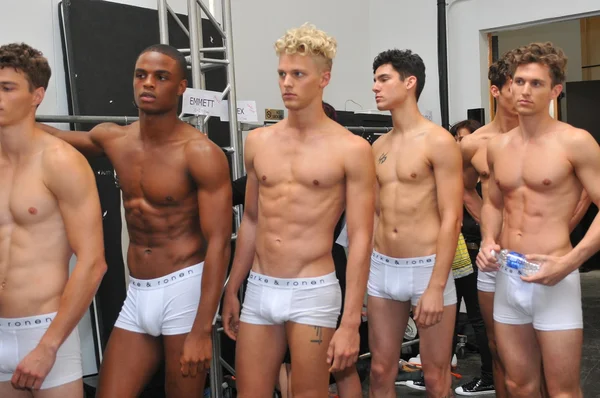 Modelos posan entre bastidores en el show de Parke & Ronen — Foto de Stock