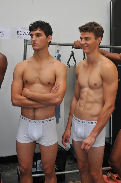 Modelos posam nos bastidores do show Parke & Ronen — Fotografia de Stock