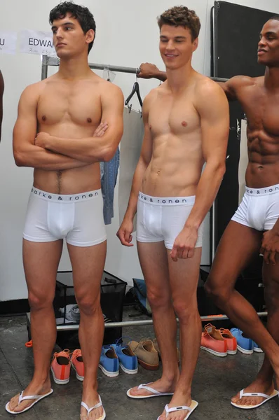 Models pose backstage at the Parke & Ronen show — Stock Photo, Image