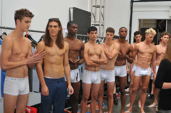 Modelos posam nos bastidores do show Parke & Ronen — Fotografia de Stock