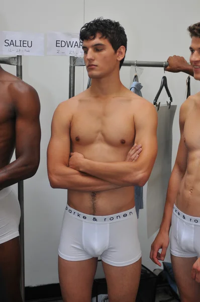 Models pose backstage at the Parke & Ronen show — Stock Photo, Image