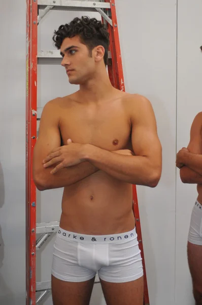 Models pose backstage at the Parke & Ronen show — Stock Photo, Image