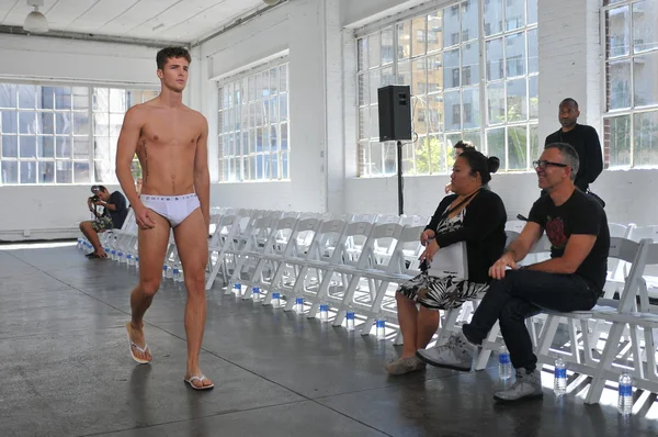 Male model during rehearsal before the Parke & Ronen show — Stock Photo, Image