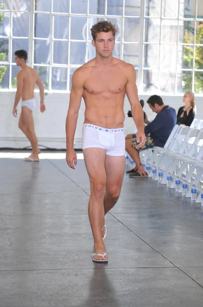 Mužský model během zkoušky před Parke & Ronen show — Stock fotografie