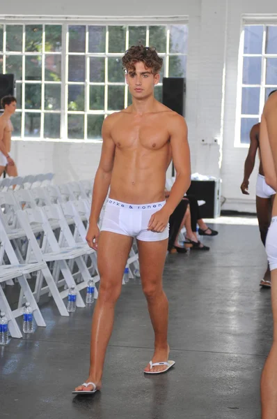 Modelo masculino durante o ensaio antes do show de Parke & Ronen — Fotografia de Stock