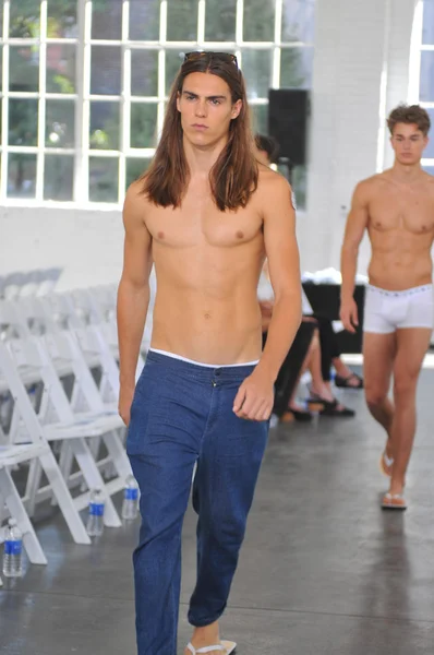 Male model during rehearsal before the Parke & Ronen show — Stock Photo, Image