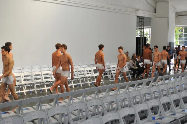 Männliche Models während der Probe vor der Parke & ronen-Show — Stockfoto