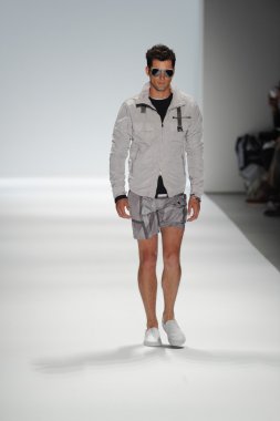 Nautica erkekler defilede model