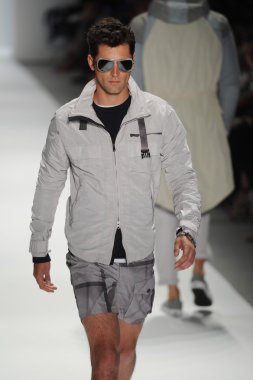 Nautica erkekler defilede model