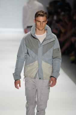 Nautica erkekler defilede model