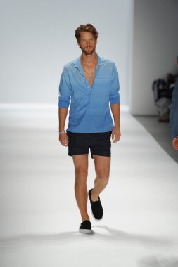 Nautica erkekler defilede model