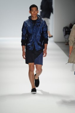 Nautica erkekler defilede model