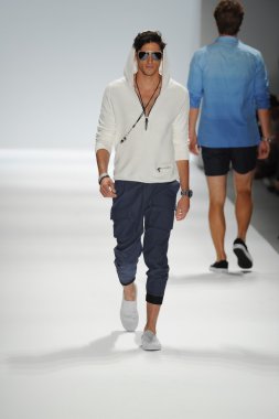 Nautica erkekler defilede model