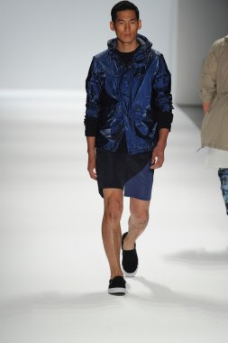 Nautica erkekler defilede model