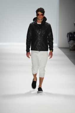 Nautica erkekler defilede model