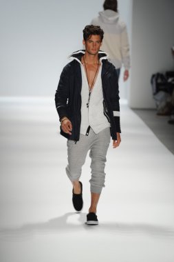 Nautica erkekler defilede model