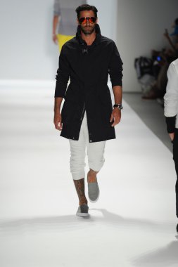 Nautica erkekler defilede model