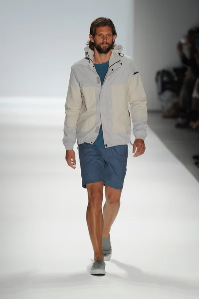 Modelo en Nautica Desfile de moda masculino —  Fotos de Stock