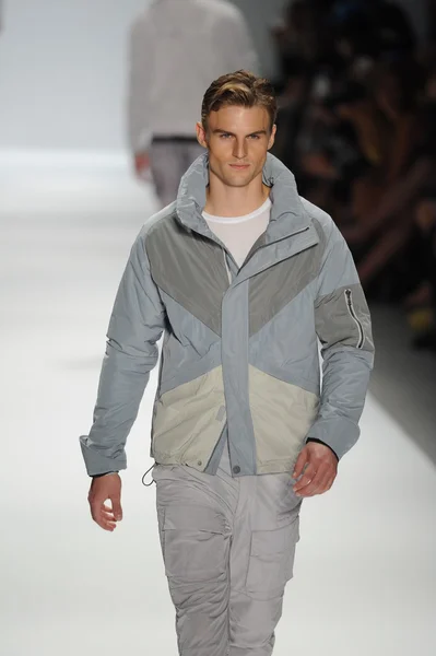 Modelo en Nautica Desfile de moda masculino — Foto de Stock