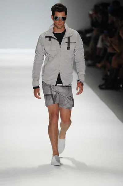 Modelo en Nautica Desfile de moda masculino —  Fotos de Stock