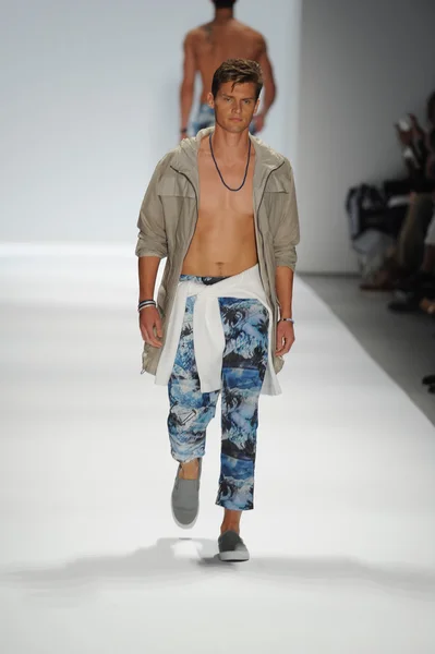 Modell bei nautica men 's fashion show — Stockfoto