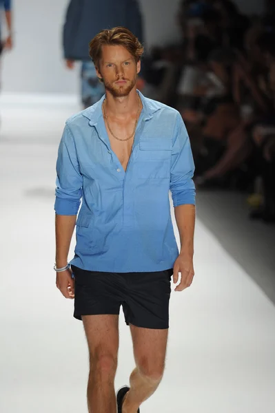 Modell bei nautica men 's fashion show — Stockfoto