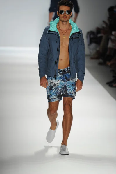 Modelo en Nautica Desfile de moda masculino —  Fotos de Stock