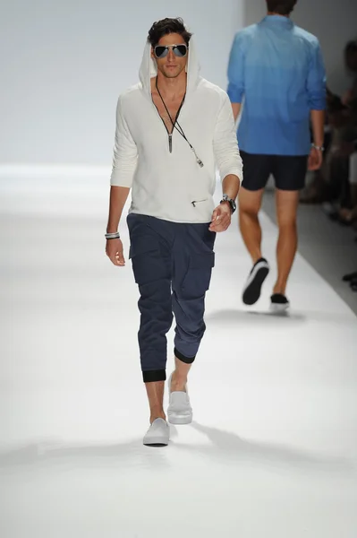 Modelo no desfile de moda masculino Nautica — Fotografia de Stock