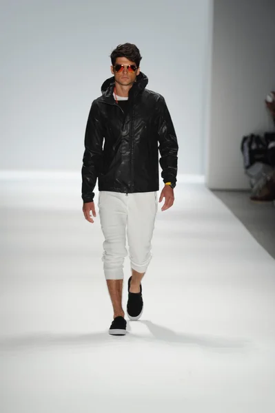 Modell bei nautica men 's fashion show — Stockfoto