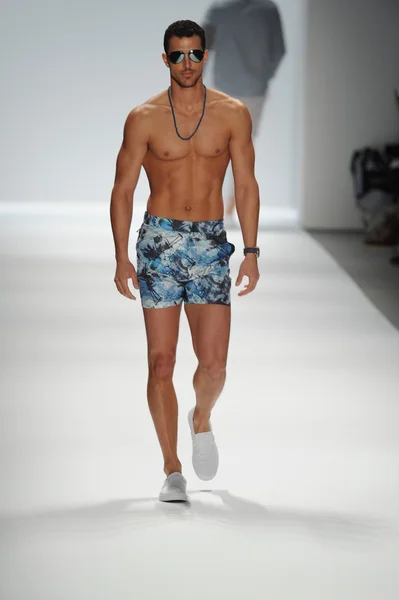 Model op Nautica mannen fashion show — Stockfoto