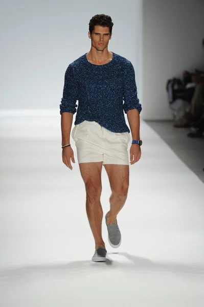 Modelo en Nautica Desfile de moda masculino — Foto de Stock